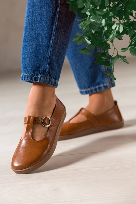 Camelowe buty barefoot skórzane damskie szerokie na elastycznej płaskiej podeszwie wycięta cholewka pasek ze złotą klamrą PRODUKT POLSKI Casu 89792