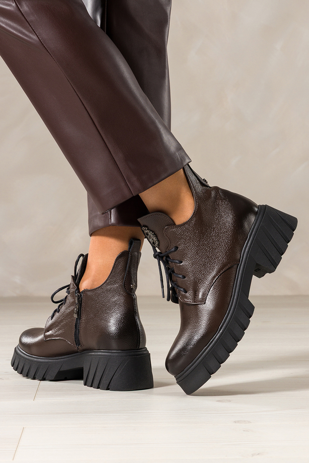 Czekoladowe botki skórzane damskie na bieżnikowanej platformie wycięta cholewka stalowa ozdoba na języku sznurowane PRODUKT POLSKI Casu 39458