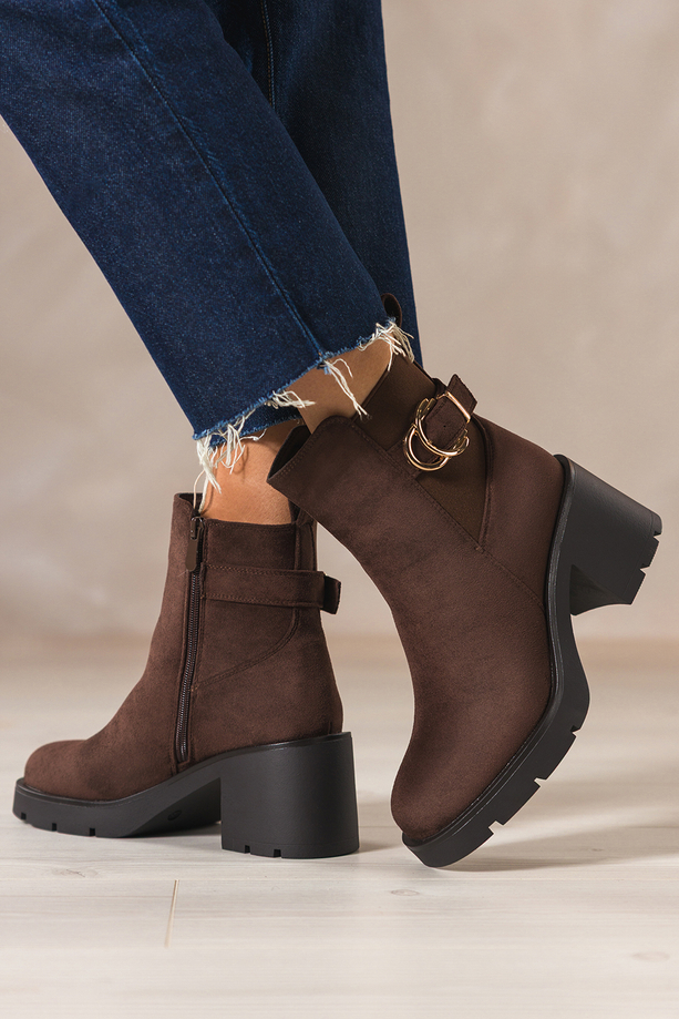 Czekoladowe botki damskie bieżnikowany szeroki obcas guma w cholewce pasek ze złotą klamrą Casu YN819