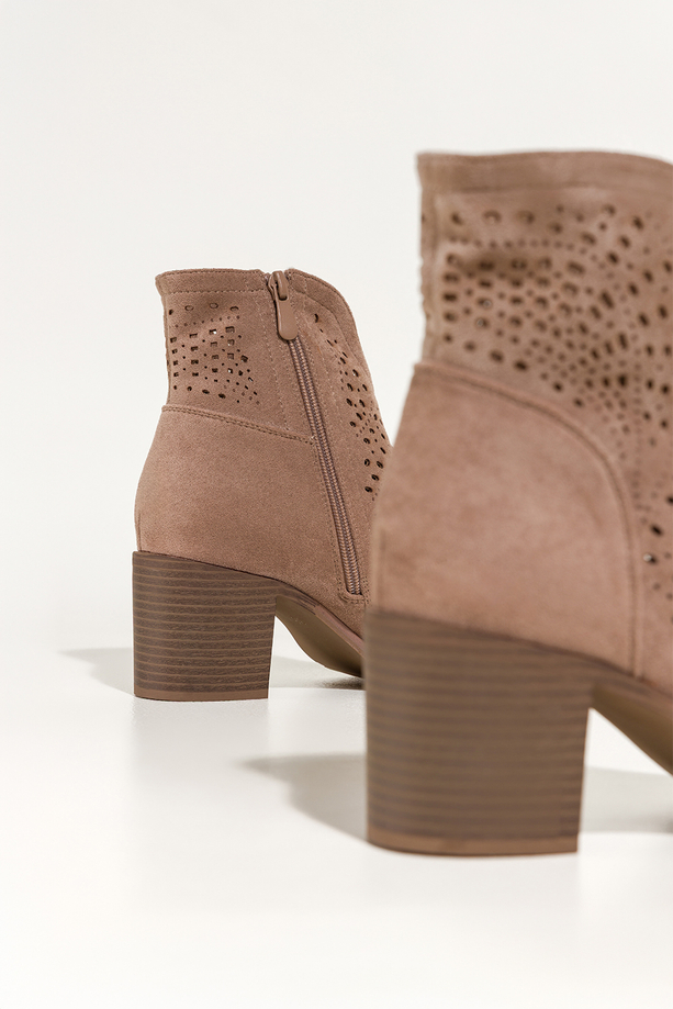 Ciemnobeżowe botki damskie ażurowe na słupku wycięta cholewka Carla S749-7
