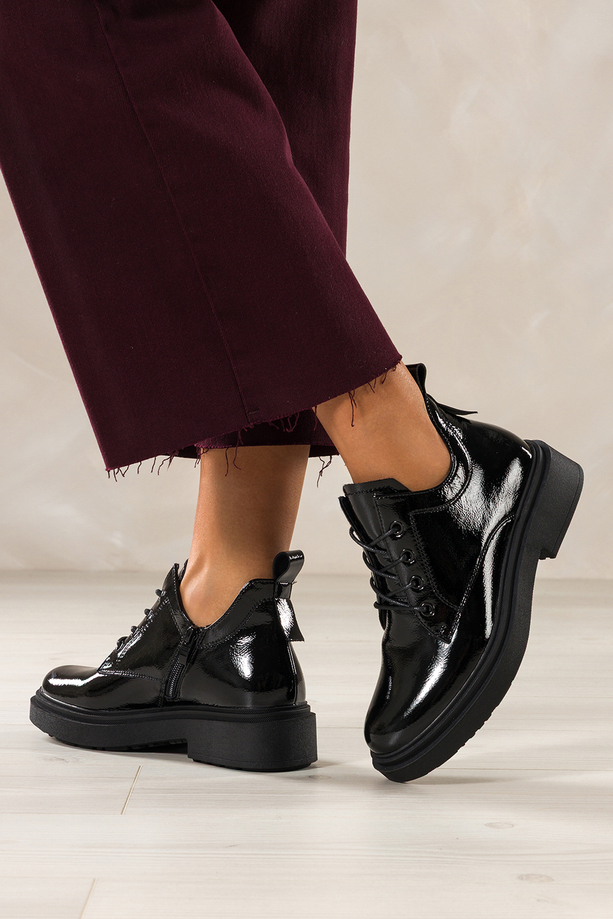 Czarne botki skórzane damskie lakierowane Sergio Leone na bieżnikowanej platformie wycięta cholewka sznurowane YG74242-H