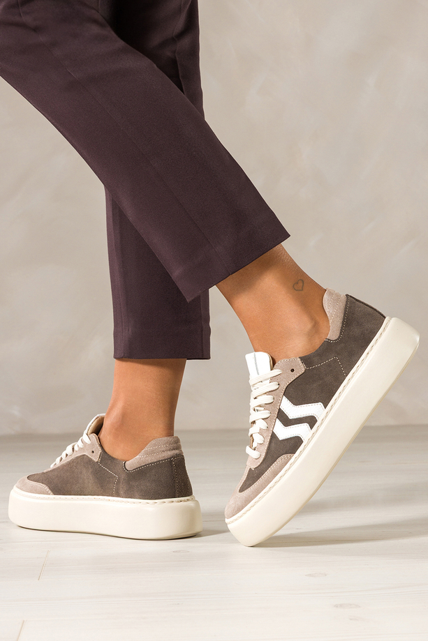 Brązowe sneakersy skórzane damskie buty sportowe na platformie z białymi i beżowymi wstawkami sznurowane PRODUKT POLSKI Casu M8763H6