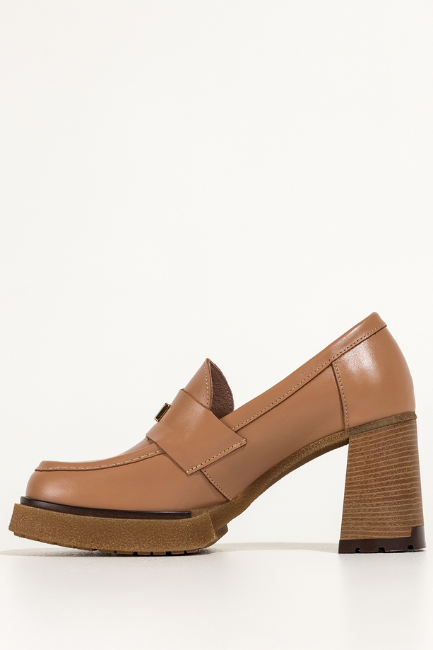 Camelowe mokasyny skórzane damskie na szerokim klocku złota ozdoba PRODUKT POLSKI Casu 79830