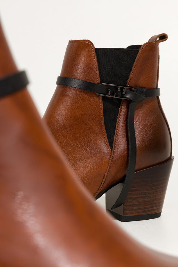 Brązowe botki skórzane damskie kowbojki na ściętym klocku guma w cholewce pasek ze stalową ozdobą PRODUKT POLSKI Casu 39435