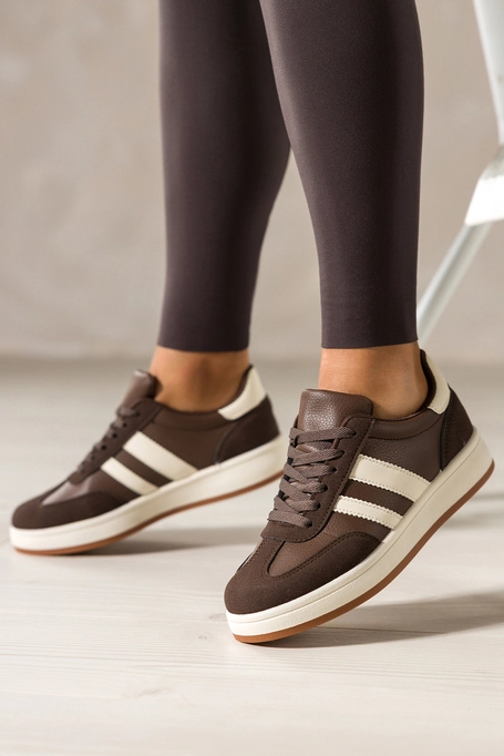 Czekoladowe sneakersy damskie buty sportowe na białej platformie białe wstawki sznurowane Casu 4-31