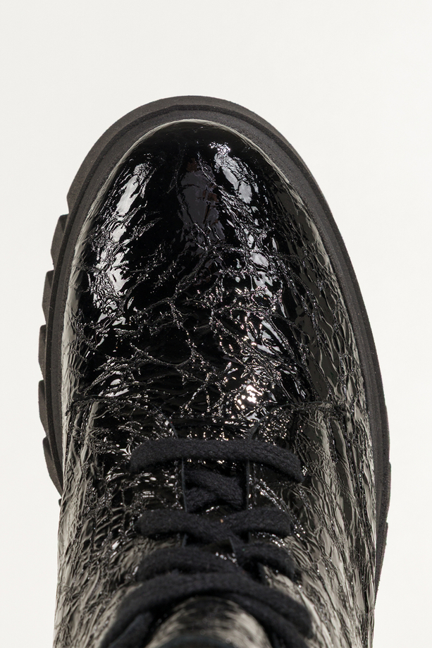 Czarne botki skórzane damskie lakierowane z wzorem bieżnikowana platforma sznurowane PRODUKT POLSKI Casu 377