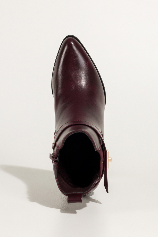 Bordowe botki damskie na szerokim słupku guma w cholewce pasek ze złotą ozdobą Carla 4160