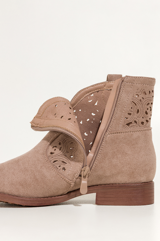 Beżowe botki damskie płaskie ażurowa cholewka Carla S7476-7