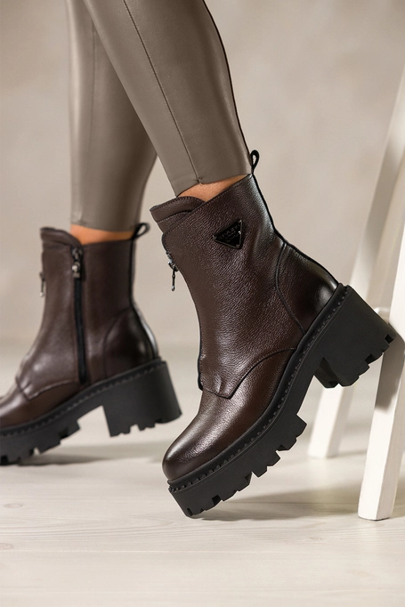 Czekoladowe botki skórzane damskie bieżnikowany obcas i platforma czarna ozdoba zamek na przodzie PRODUKT POLSKI Casu 39508