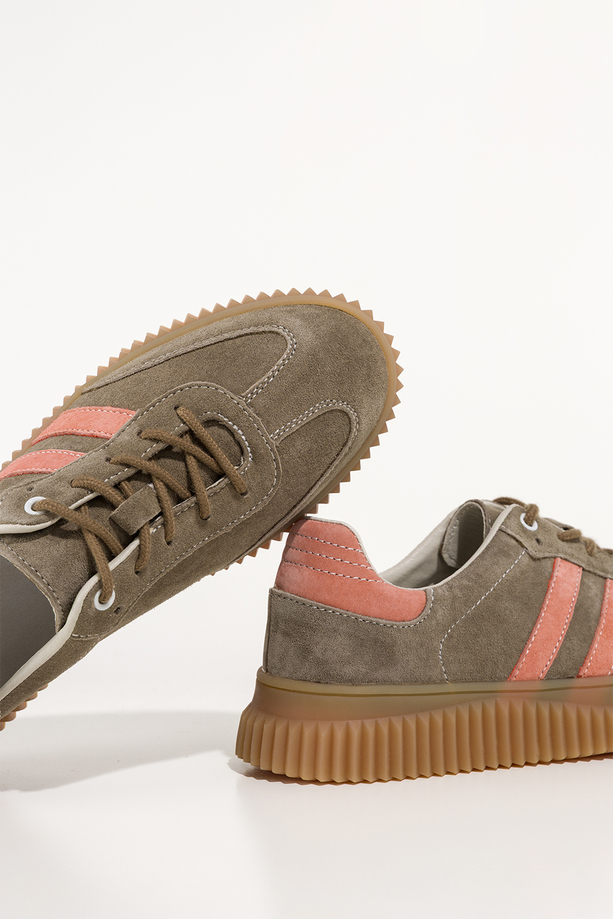 Beżowe sneakersy skórzane damskie buty sportowe na beżowej platformie łososiowe wstawki sznurowane Carla TW-CU-800