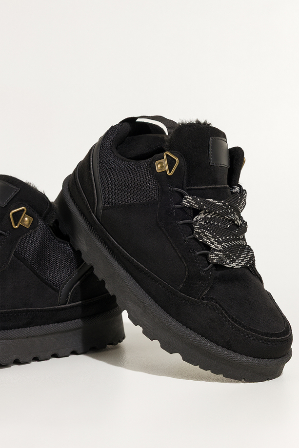 Czarne sneakersy damskie z futerkiem na bieżnikowanej platformie ozdobne sznurówki z wzorem Casu 22337-8