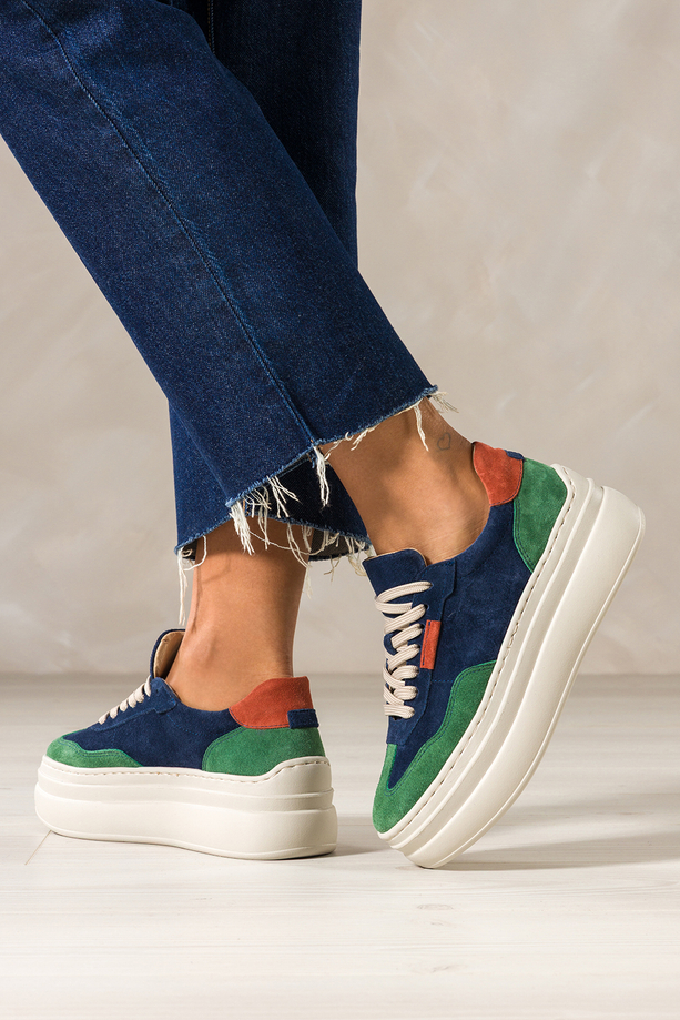 Granatowe sneakersy skórzane damskie buty sportowe na platformie z zielonymi i rudymi wstawkami sznurowane PRODUKT POLSKI Casu M8730H6