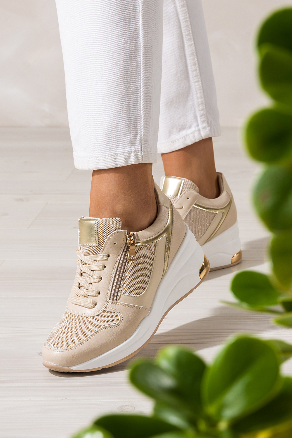 Beowe sneakersy damskie sportowe pbuty na koturnie z byszczc siateczk sznurowane ze zotymi