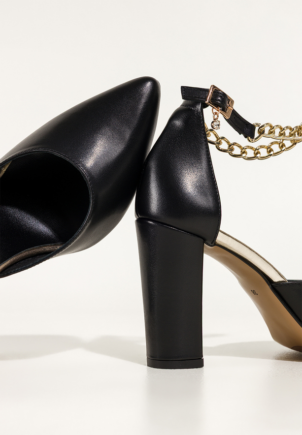 Czarne czółenka skórzane damskie na słupku ze złotym łańcuszkiem wokół kostki PRODUKT POLSKI Casu 7552-899