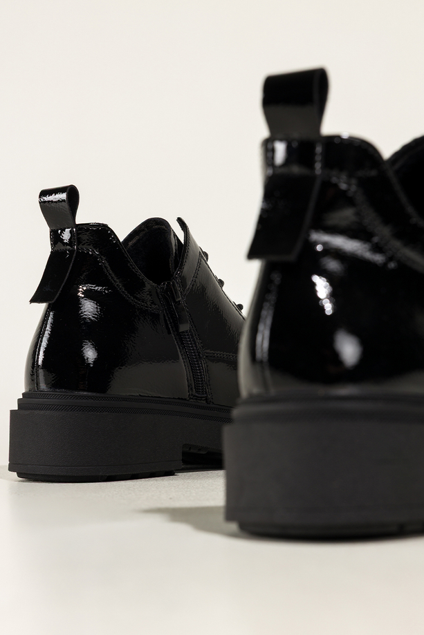 Czarne botki skórzane damskie lakierowane Sergio Leone na bieżnikowanej platformie wycięta cholewka sznurowane YG74242-H