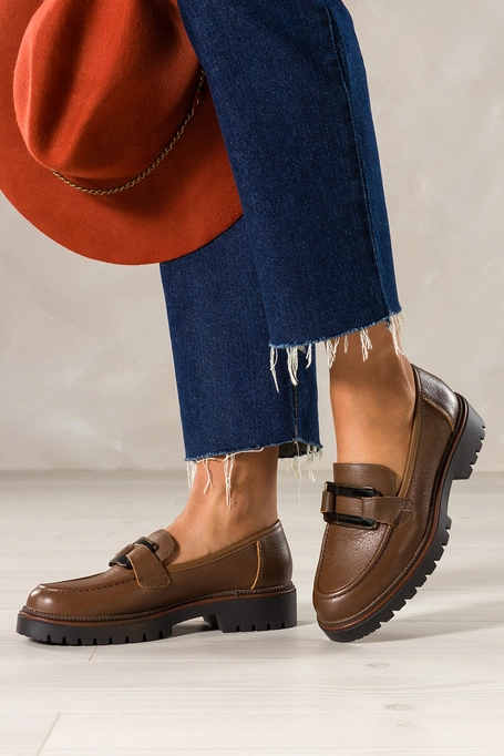 Brązowe mokasyny skórzane damskie Sergio Leone na bieżnikowanej podeszwie czarna ozdoba na cholewce NP74833-H