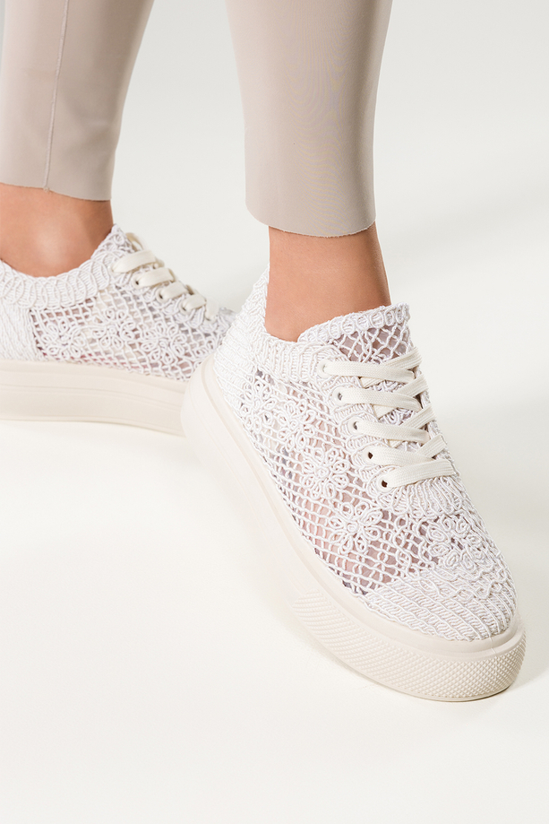 Kremowe sneakersy damskie creepersy koronkowe na platformie sznurowane Carla 6384-3