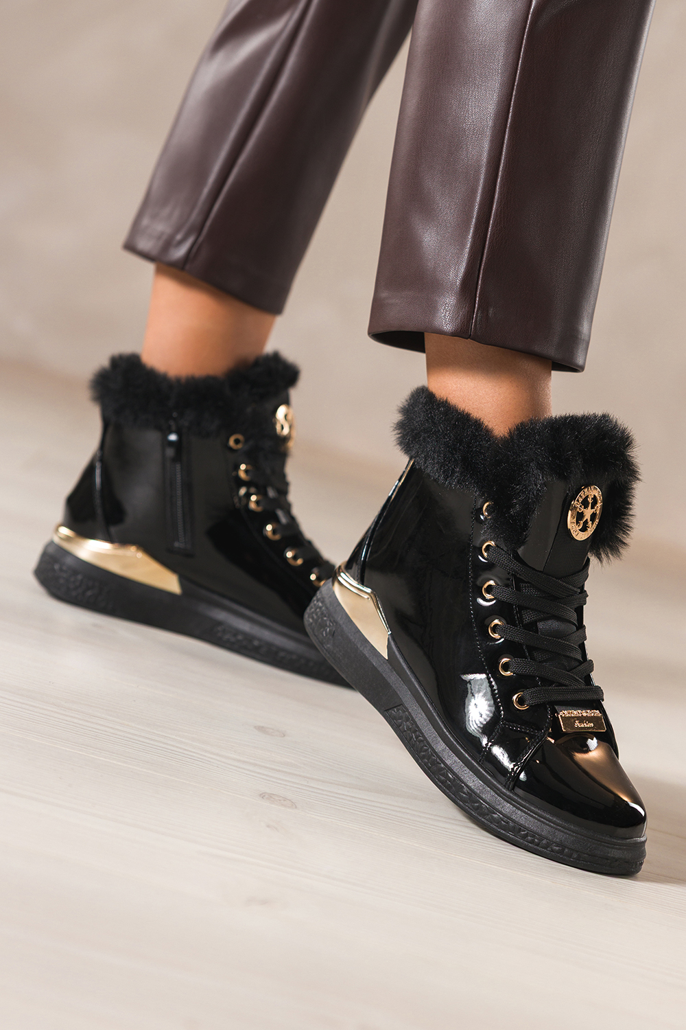 Czarne botki damskie lakierowane platforma ze zotym akcentem zota ozdoba na jzyku sznurowane Cas