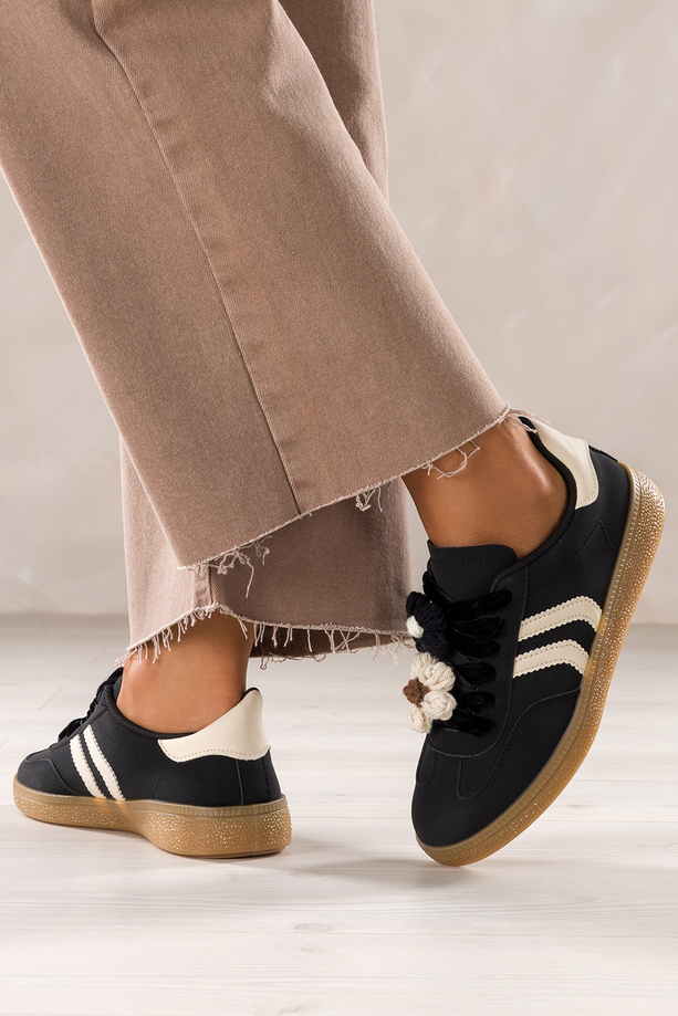 Czarne sneakersy damskie buty sportowe na platformie welurowe sznurówki z odpinanymi kwiatami beżowe wstawki Carla X6087