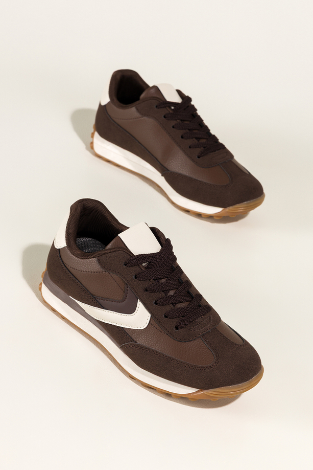 Czekoladowe sneakersy damskie buty sportowe na bieżnikowanej podeszwie sznurowane białe wstawki Casu WPY0178