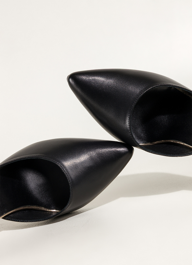 Czarne czółenka skórzane damskie na słupku ze złotym łańcuszkiem wokół kostki PRODUKT POLSKI Casu 7552-899