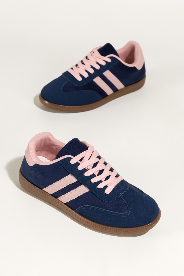 Granatowe sneakersy damskie buty sportowe na elastycznej podeszwie różowe wstawki sznurowane Casu 22336-85