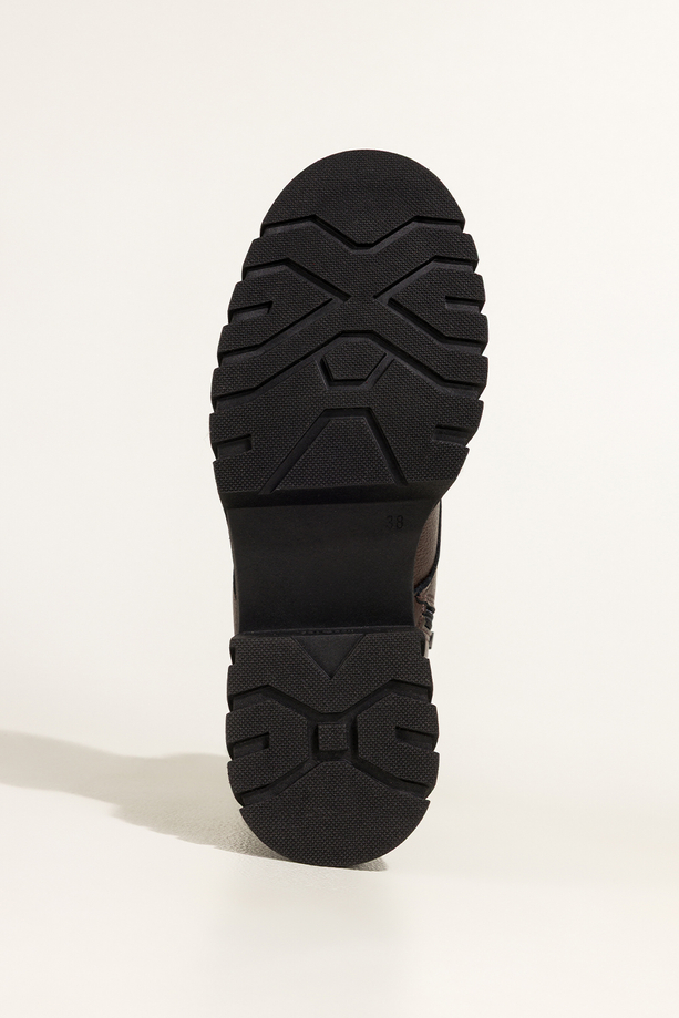 Czekoladowe botki skórzane damskie na bieżnikowanej platformie wycięta cholewka stalowa ozdoba na języku sznurowane PRODUKT POLSKI Casu 39458