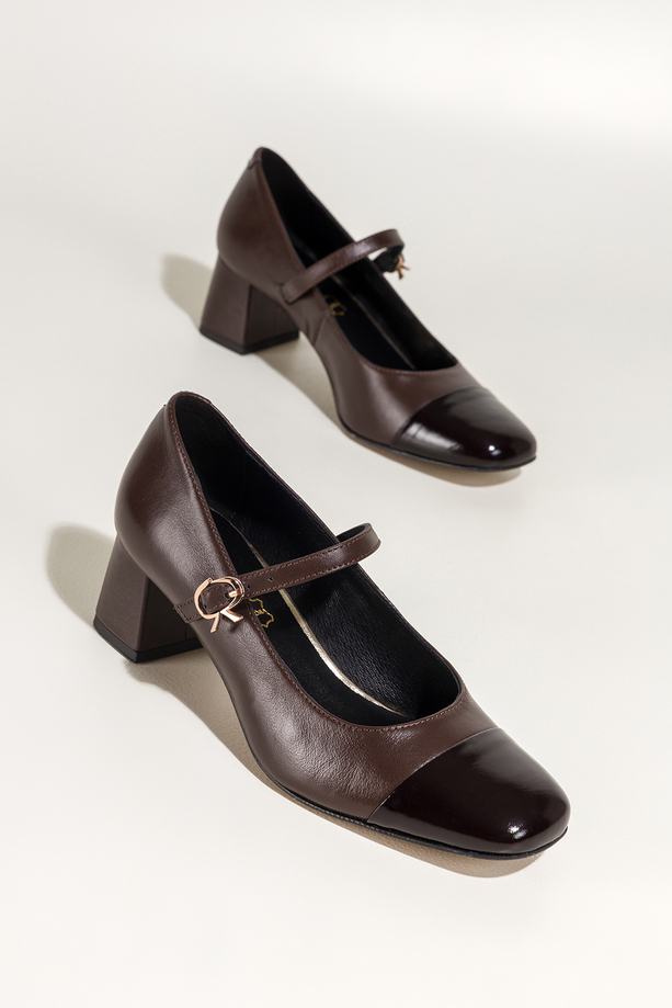Czekoladowe czółenka skórzane damskie Mary Jane z paskiem na niskim klocku lakierowany nosek PRODUKT POLSKI Casu 7153-329-704