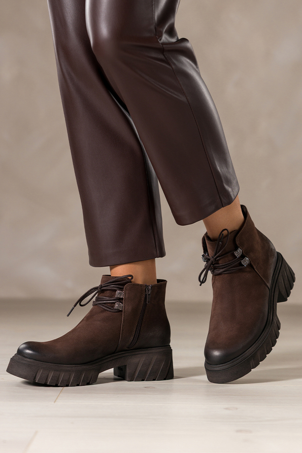 Czekoladowe botki skórzane damskie nubukowe na bieżnikowanej czekoladowej podeszwie przy sznurówkach ozdoby z cyrkoniami PRODUKT POLSKI Casu 8085