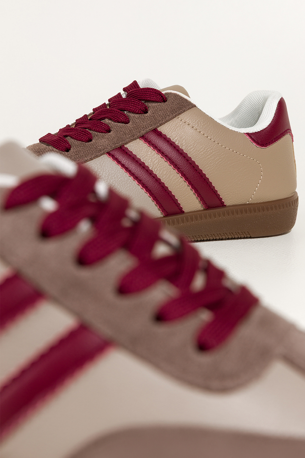 Ciemnobeżowe sneakersy damskie buty sportowe na elastycznej podeszwie bordowe wstawki sznurowane Casu 22336-2