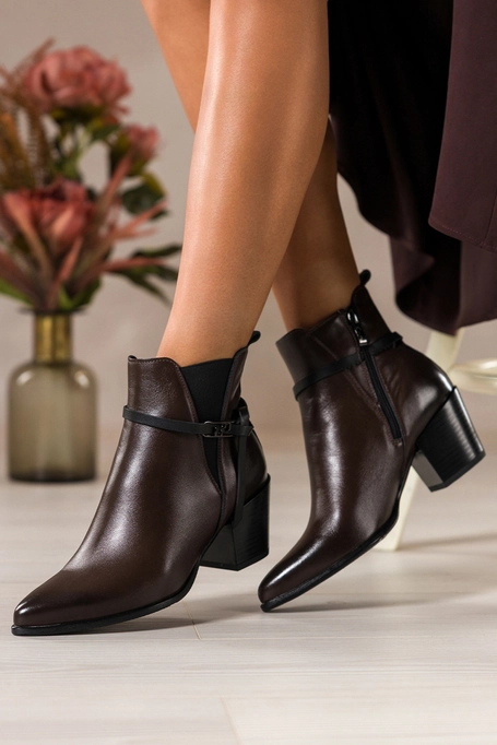 Czekoladowe botki skórzane damskie kowbojki na ściętym klocku guma w cholewce pasek ze stalową ozdobą PRODUKT POLSKI Casu 39435