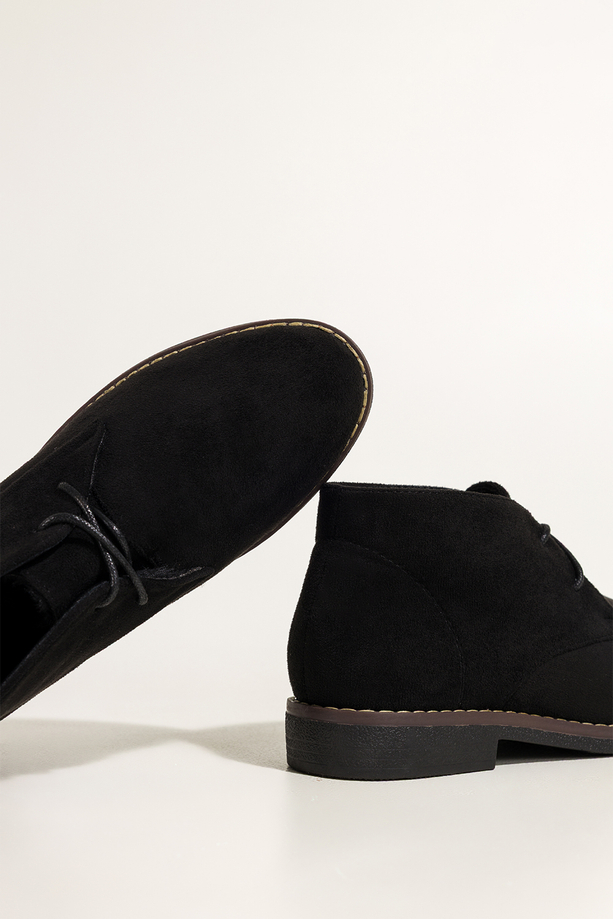 Czarne botki damskie na płaskiej podeszwie z przeszyciami sznurowane Casu 8997-8