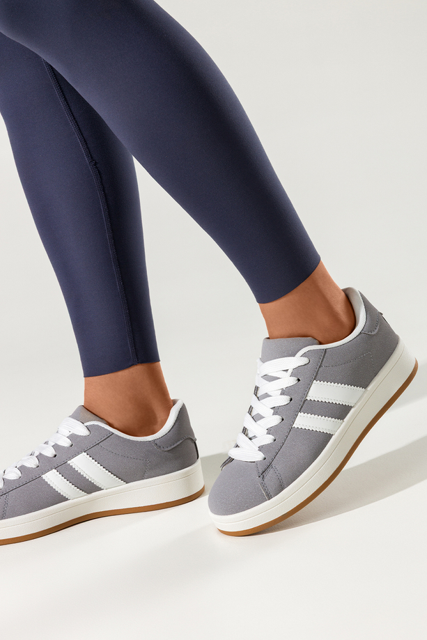 Szare sneakersy damskie buty sportowe na platformie sznurowane białe wstawki Casu 22367-5