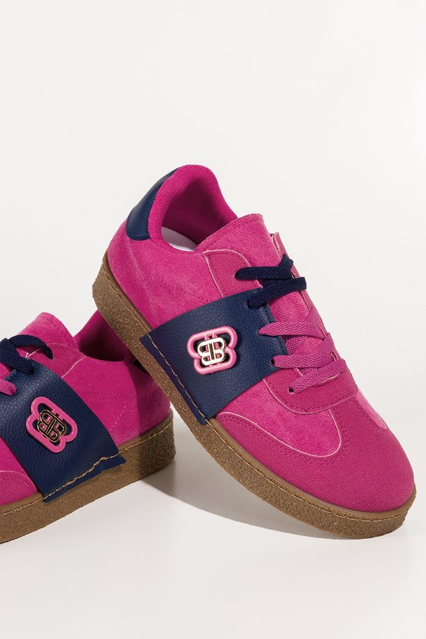 Fuksjowe sneakersy damskie buty sportowe na beżowej platformie podwójne sznurówki granatowe wstawki złota ozdoba Casu 0983