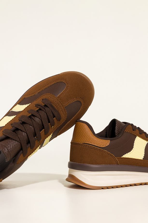 Camelowe sneakersy damskie buty sportowe na żłobionej podeszwie sznurowane beżowe wstawki Carla U76-692