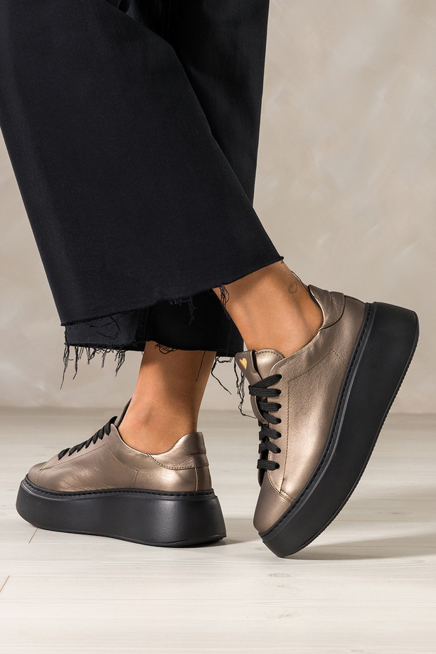 Metaliczne sneakersy skórzane damskie buty sportowe na platformie złote serce na języku sznurowane PRODUKT POLSKI Casu 8201