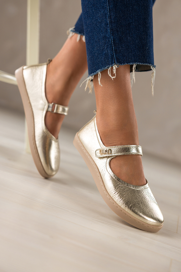 Złote baleriny barefoot skórzane damskie błyszczące szerokie na elastycznej podeszwie pasek na rzep ze złotą ozdobą PRODUKT POLSKI Casu 89793