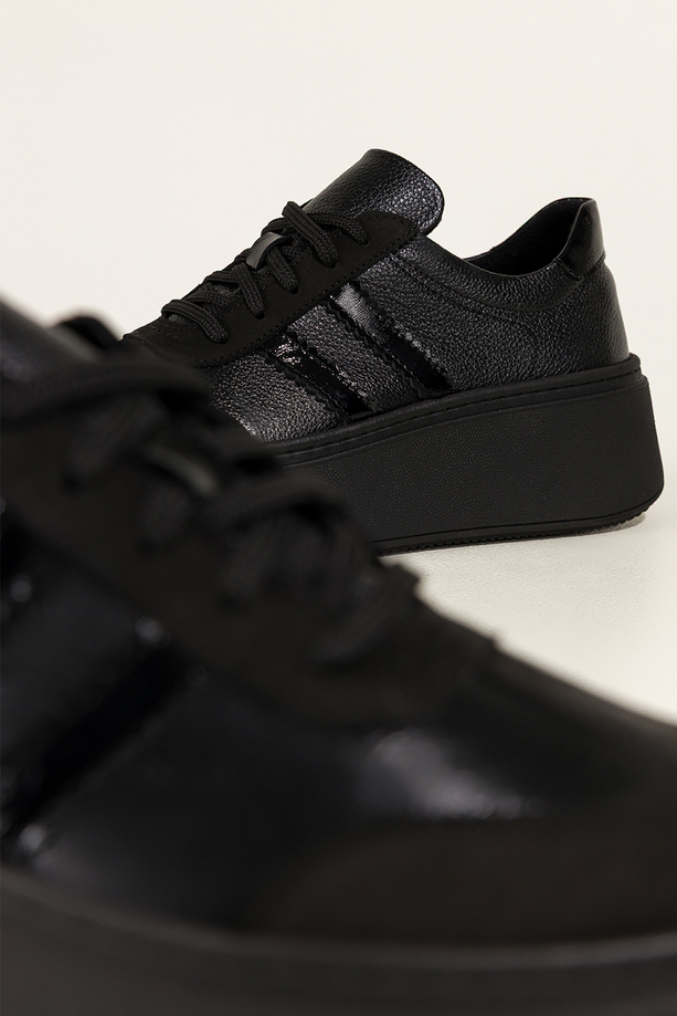 Czarne sneakersy skórzane damskie buty sportowe na platformie lakierowane wstawki sznurowane PRODUKT POLSKI Casu 5967
