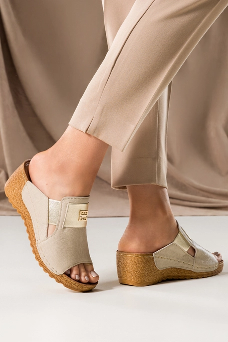 Beżowe klapki skórzane damskie na koturnie cholewka z szeroką złotą gumą i złotą ozdobą PRODUKT POLSKI Casu 50109