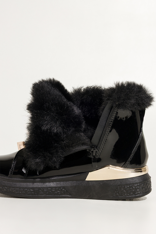 Czarne botki damskie lakierowane platforma ze złotym akcentem złota ozdoba na języku sznurowane Casu 6992-87