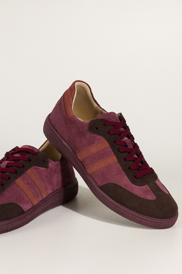 Bordowe sneakersy skórzane damskie buty sportowe na elastycznej podeszwie czekoladowe wstawki sznurowane PRODUKT POLSKI Casu M8931