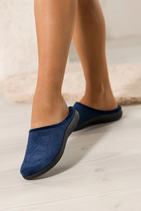 Granatowe kapcie damskie Inblu obuwie domowe z haftowanymi sercami VXYWLL98