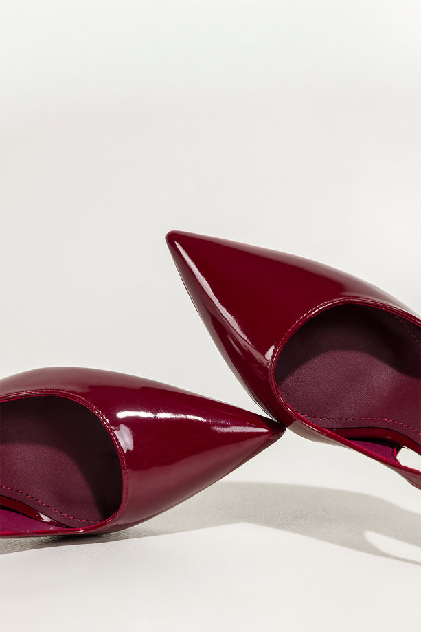 Bordowe czółenka damskie szpilki lakierowane wycięcia na cholewce pasek wokół kostki Carla OV853K