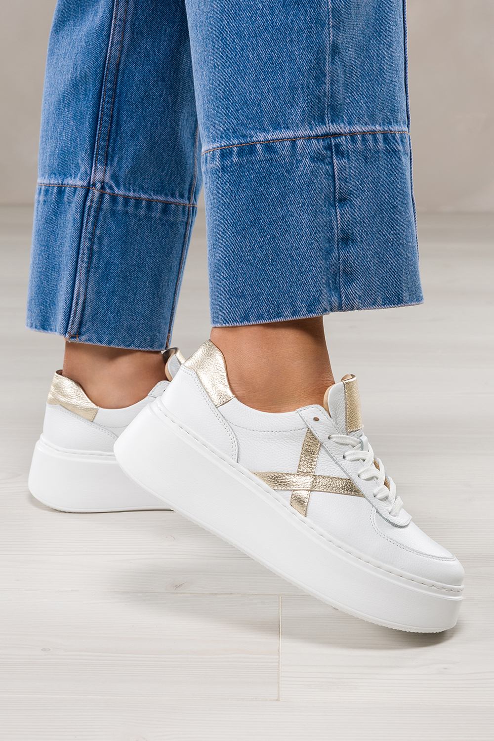 Biae sneakersy skrzane damskie buty sportowe sznurowane na platformie zote wstawki PRODUKT POLSK