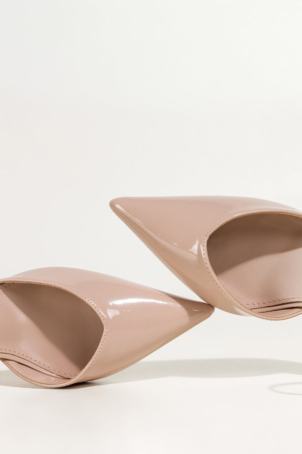 Beżowe czółenka damskie szpilki lakierowane z paskiem wycięcia na cholewce Carla OV849