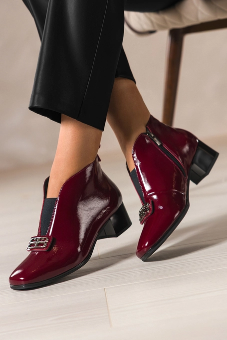 Bordowe botki skórzane damskie lakierowane obcas klocek elastyczna guma na przodzie srebrna ozdoba PRODUKT POLSKI Casu 378-L