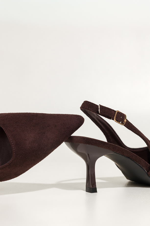Czekoladowe czółenka damskie szpilki z odkrytą piętą obcas kieliszek pasek z elastyczna gumą Carla 11797