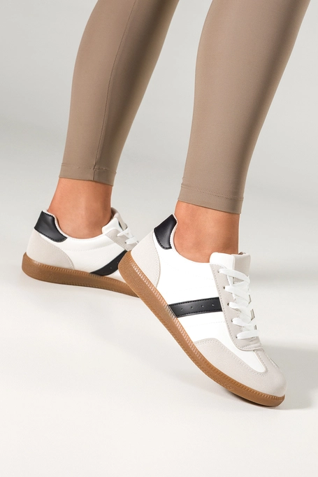 Białe sneakersy damskie buty sportowe na elastycznej płaskiej podeszwie sznurowane czarne wstawki Casu H2460-2