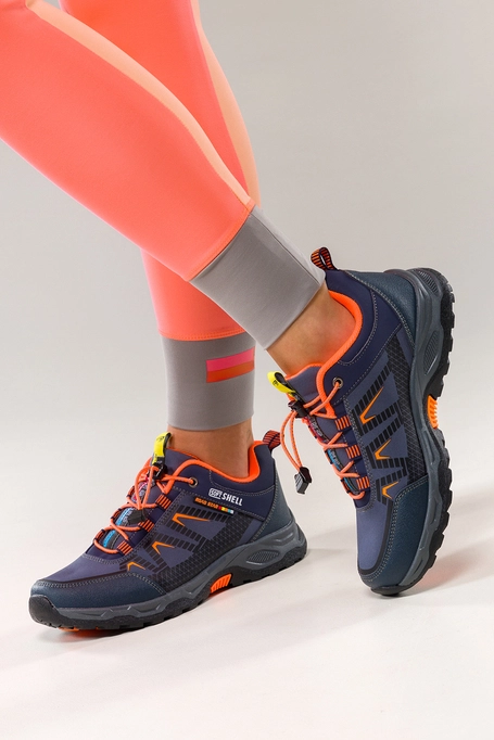 Granatowe buty trekkingowe damskie buty sportowe na bieżnikowanej podeszwie z regulowaną elastyczną sznurówką pomarańczowe wstawki softshell Casu 2213-5W