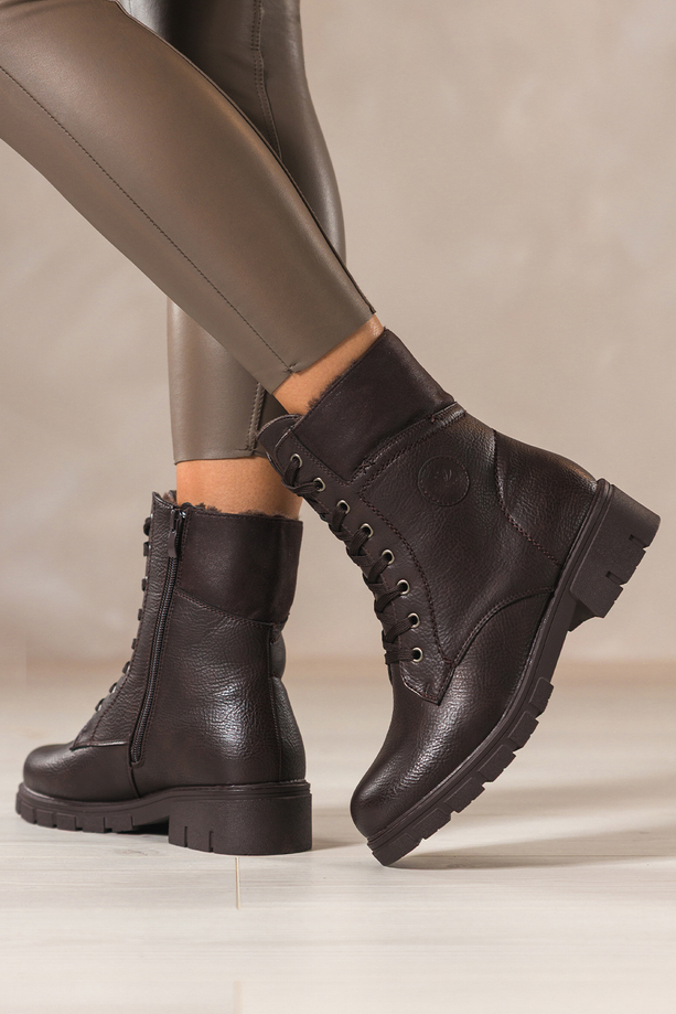 Czekoladowe botki damskie na bieżnikowanej platformie sznurowane ozdobne przeszycia na cholewce Casu 4463-7
